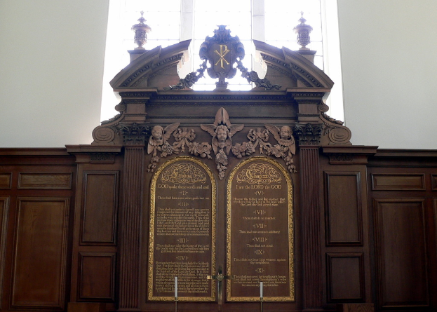 Museumsplakette mit Text und Skulpturen darauf.