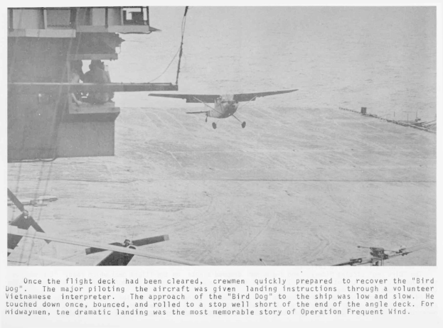 Flugzeuge fliegen am Himmel mit Text unter dem Bild.