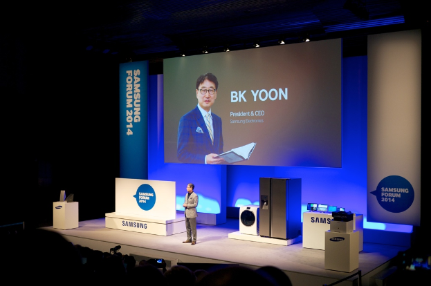 Mehrere Personen auf beiden Seiten eines Tisches mit Bierflaschen in einer Art Bar.
