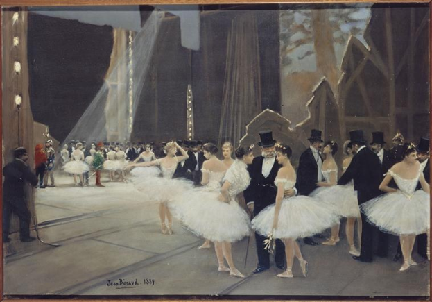 Ein Bild mit dem Titel "Tanz an der Oper" von Jean Beraud aus dem Jahr 1889, das eine Gruppe von Tänzern in weißen Tutus und Hüten auf einer Bühne zeigt, die von Lampen beleuchtet wird und von einem Photo Rahmen umgeben ist.