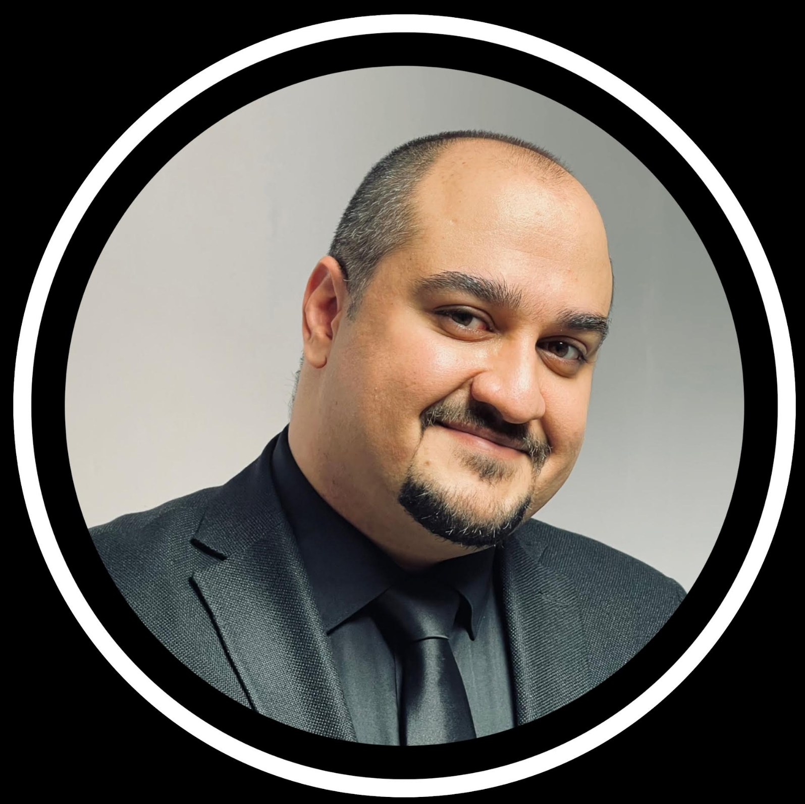 Ein Mann in Anzug und Krawatte vor einem schwarzen Hintergrund, als Anwalt in New York City bezeichnet.