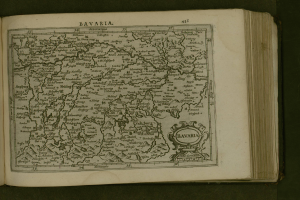 Ein aufgeschlagenes Buch, das eine detaillierte Karte von Bayern zeigt, mit beschrifteten Städten und Ortschaften, begleitet von erklärendem Text.