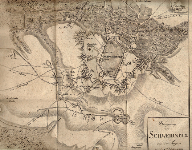 Detailiertes altes Stadtplan von Schweidnitz, Deutschland, zeigt Straßen, Gebäude und Sehenswürdigkeiten mit begleitendem Text über die Bevölkerung, Geschichte und Kultur der Stadt.