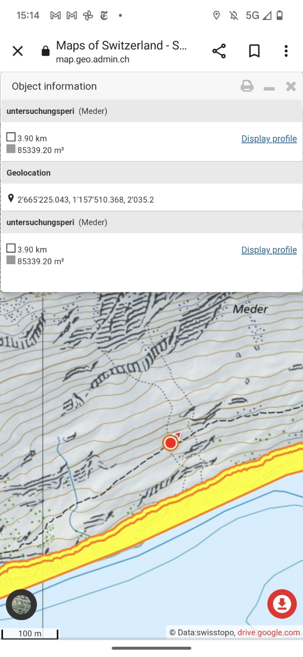 Ein Mobilbildschirm mit einer topografischen Karte der Schweiz und begleitendem Text und Icons, die detaillierte Informationen über den Bereich bereitstellen.