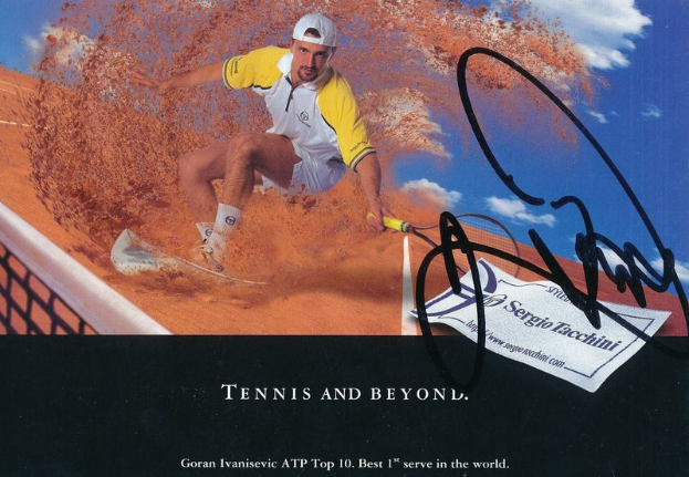 Ein Mann mit Mütze, der einen Tennis-Schläger auf einem Court mit Netz und bewölktem Himmel hält, mit Text unten: "Goran Ivanisevic Autographed Tennis Card."