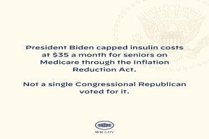 Plakat mit Logo und Text, der "Präsident Biden beschränkte die Insulin-Kosten auf 35 Dollar pro Monat für Senioren mit Medicare durch das Inflation Reduction Act" angibt.