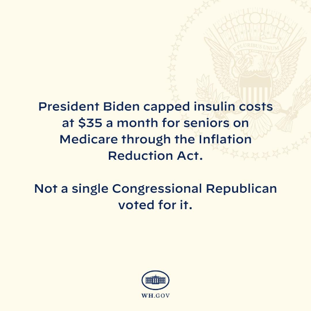 Plakat mit Logo und Text, der "Präsident Biden beschränkte die Insulin-Kosten auf 35 Dollar pro Monat für Senioren mit Medicare durch das Inflation Reduction Act" angibt.