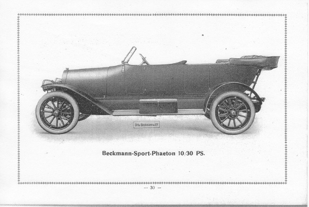 Schwarzes und weißes Foto eines vintage Beckmann-Sport Phaeton 10/30 PS-Autos mit schlankem, aerodynamischem Design, großer runder Scheinwerfer, gebögter Dachlinie und glänzender Oberfläche.
