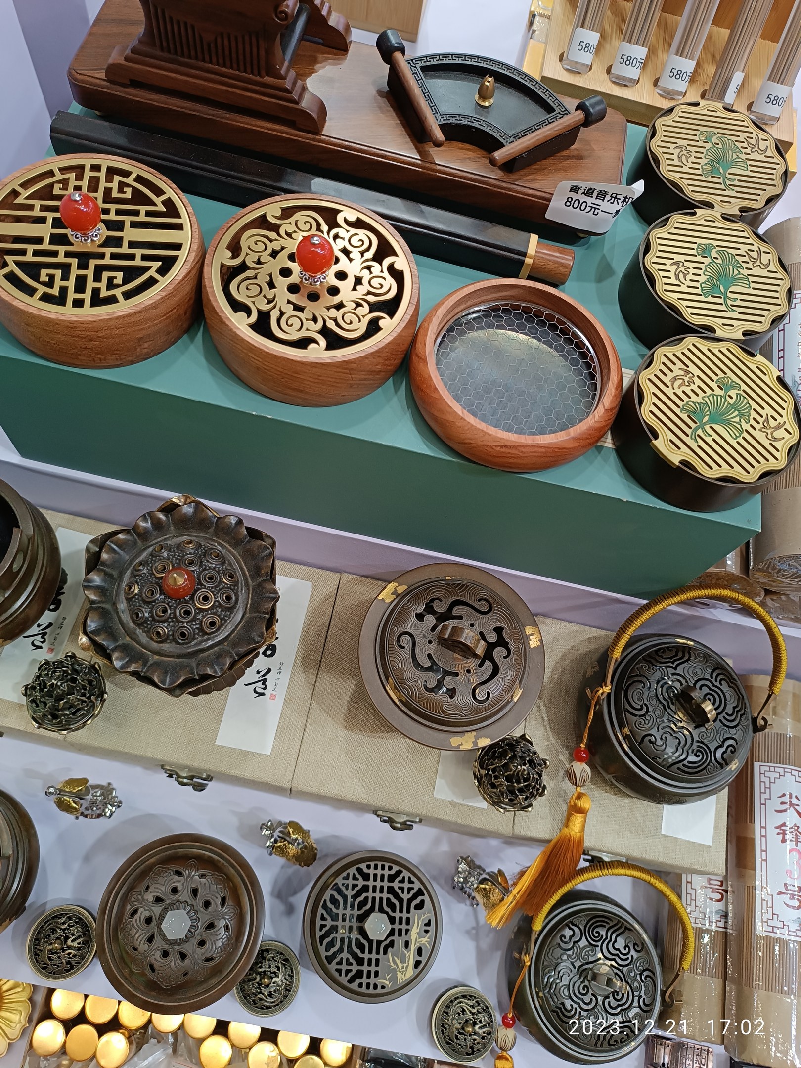 Ein Tisch mit verschiedenen chinesischen Räucherstäbchen, Schachteln und Papieren, wahrscheinlich Gegenstände für ein chinesisches Neujahrsfest.