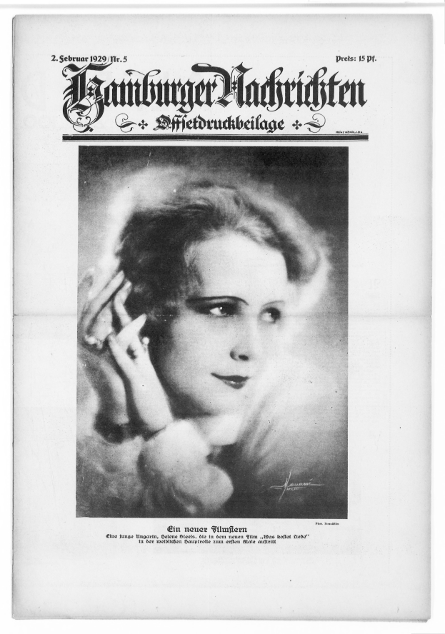 Schwarzes und weißes Porträt einer Frau mit ernstem Gesichtsausdruck, direktem Blick, zurückgekämmtem Haar, leicht geöffneten Lippen, die ein weißes Kleid mit einem gemusterten Schal trägt.