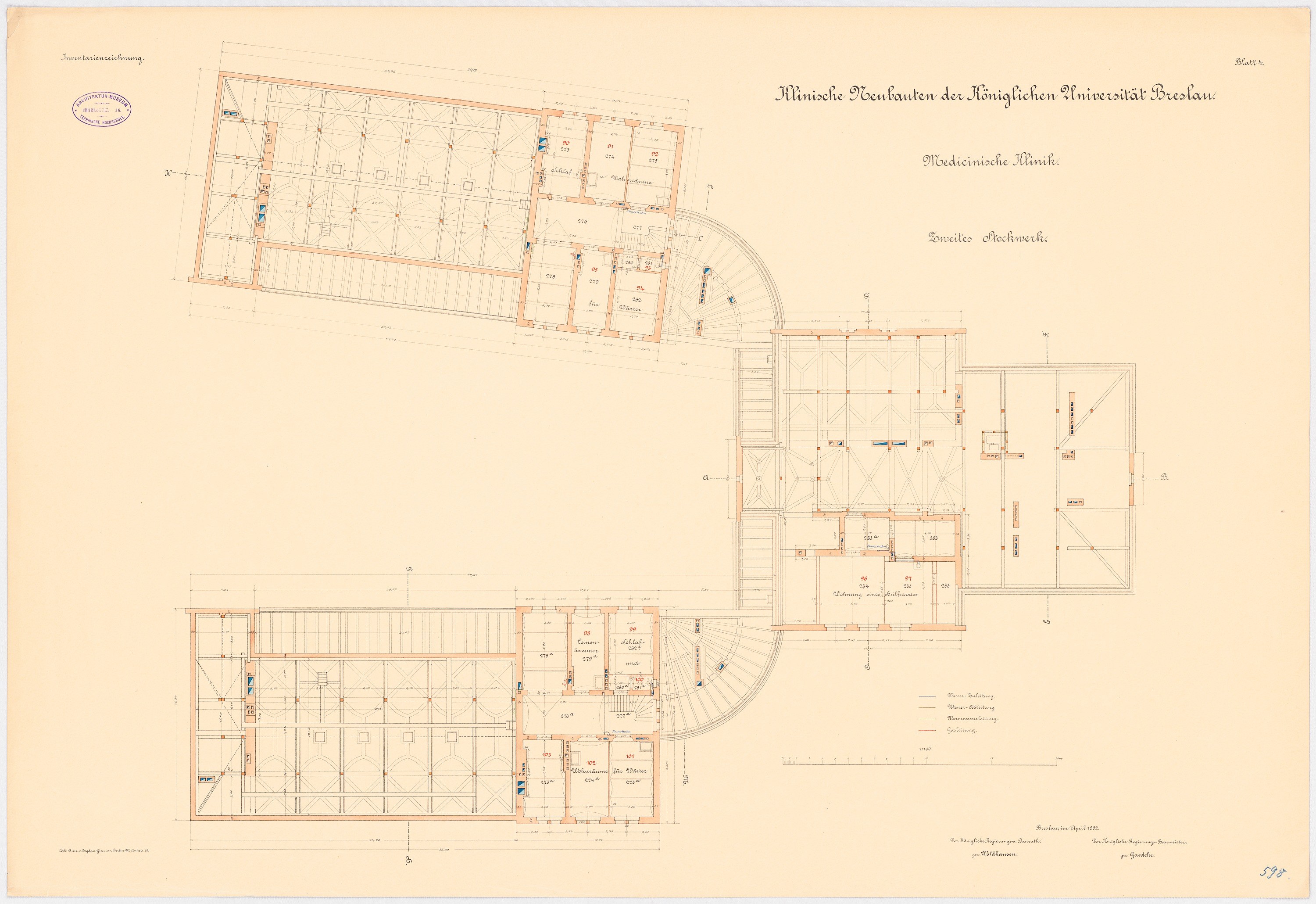 Schwarz-weißer architektonischer Grundriss eines großen Gebäudes mit zahlreichen Räumen, beschriftet als die Universität Bayern, mit detaillierten textuellen Anmerkungen und strukturellen Markierungen.