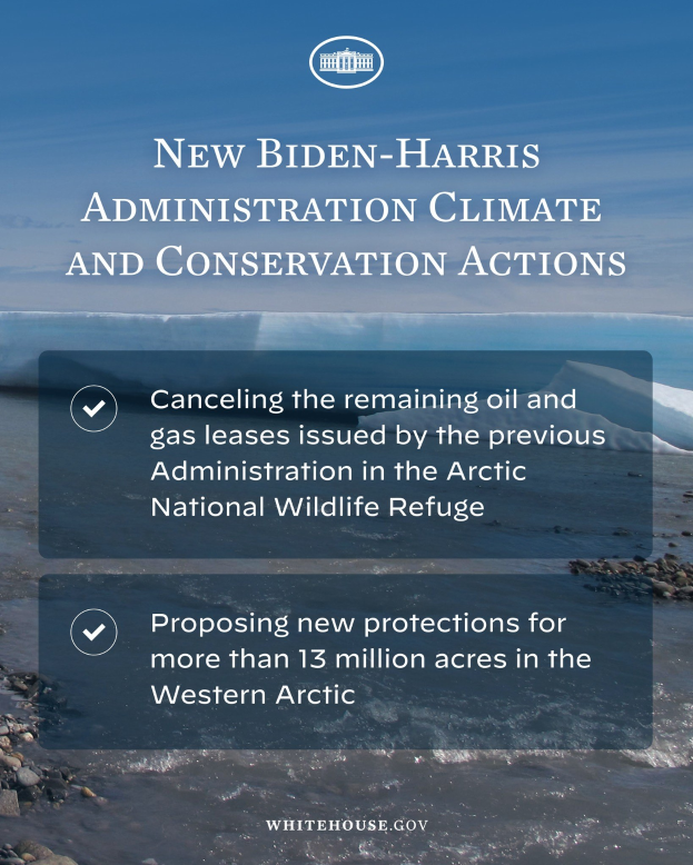 Plakat mit der Überschrift "Neue Klimaschutz- und Naturschutzmaßnahmen der Biden-Harris-Regierung" vor einem Himmel mit Wolken, Wasser und Steinen.