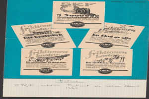 Ein altes Buch mit losen Papieren, die handgeschriebene Texte enthalten, übereinandergestapelt.