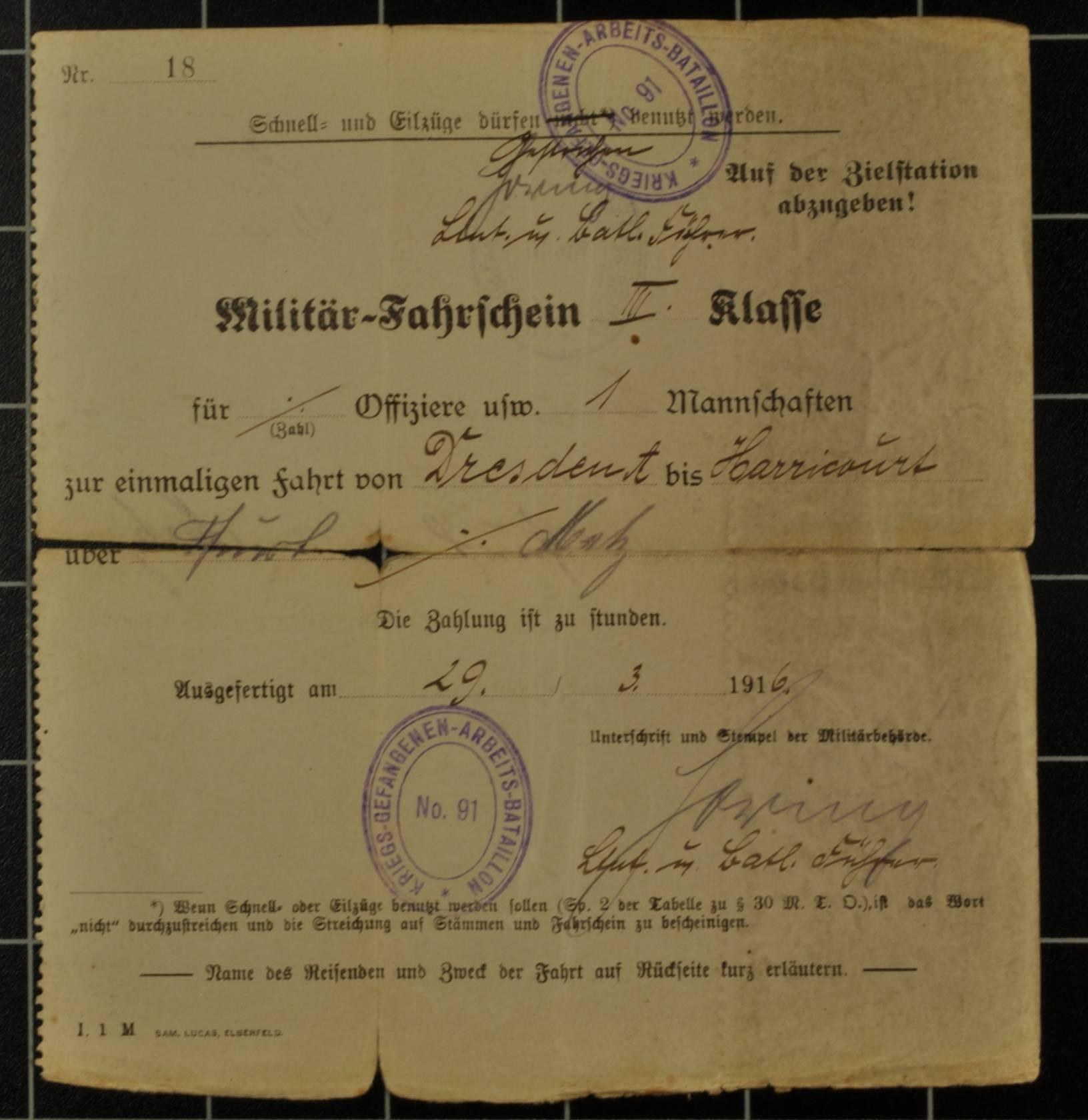Altes deutsches Weltkriegs-Militärzertifikat der Wehrmacht mit zwei Stempeln auf vergilbtem Papier.