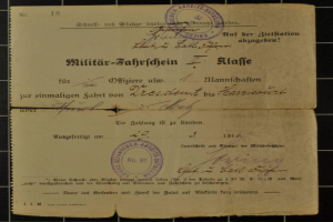 Altes deutsches Weltkriegs-Militärzertifikat der Wehrmacht mit zwei Stempeln auf vergilbtem Papier.