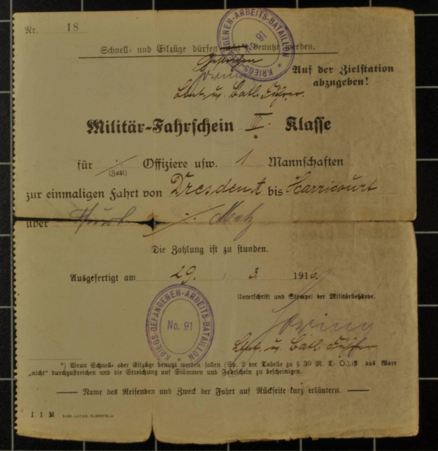 Altes deutsches Weltkriegs-Militärzertifikat der Wehrmacht mit zwei Stempeln auf vergilbtem Papier.