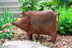 Eisernes Schwein-Skulptur am Boden.