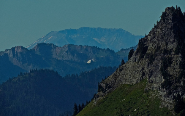 Eine Landschaft mit Bergen und Bäumen.
