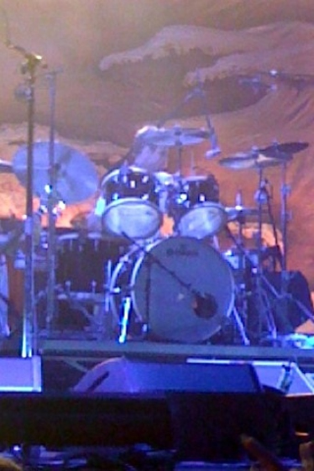 Eine Person sitzt hinter einem Schlagzeug mit verschiedenen Drogen im Vordergrund.