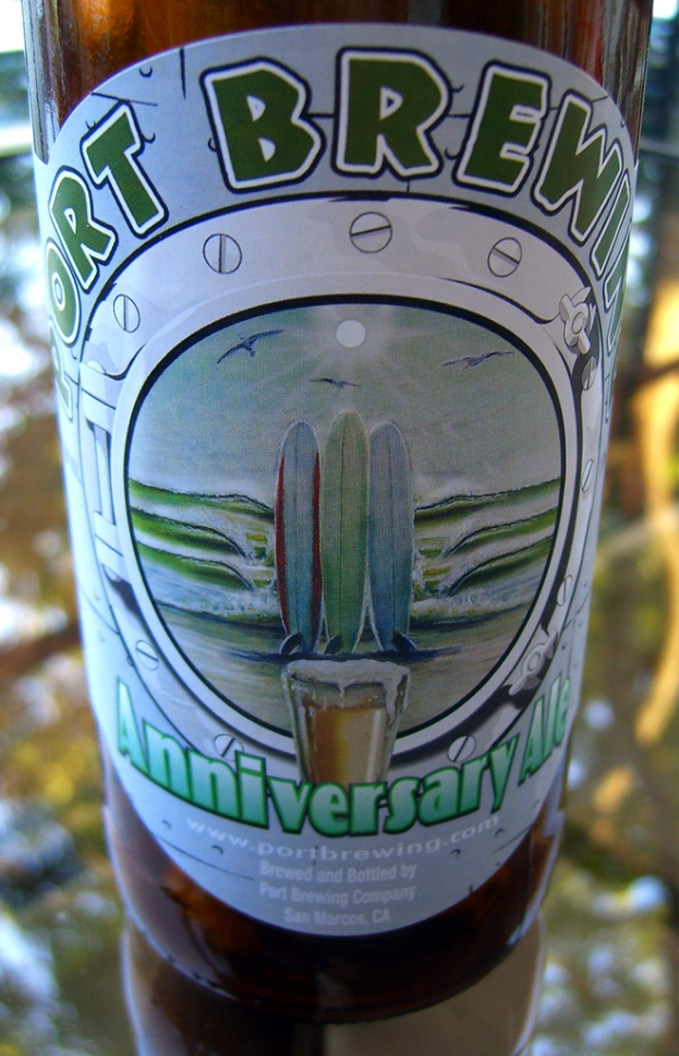 Eine Flasche Port Brewing-Bier steht auf einem Tisch.