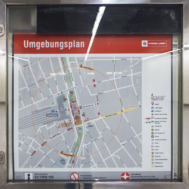 U-Bahn-Karte von München auf einer Glasplatte angezeigt, zeigt detaillierte Routen und Stadtübersicht.